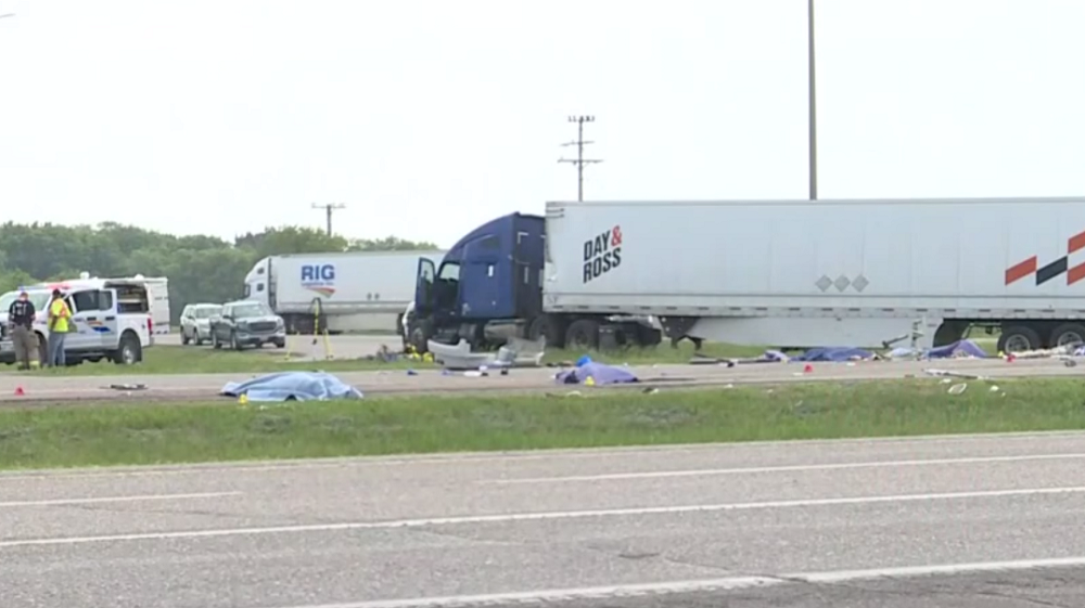 क्यानडामा यात्रुबाहक बसलाई ट्रकले ठक्कर दिँदा १५ जनाको मृत्यु