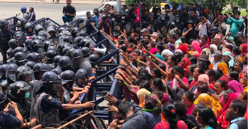 लघुवित्त पीडित र प्रहरीबीच संसद भवन अगाडि धकेलाधकेल