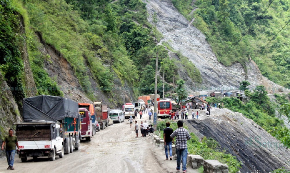पहिरो हटाएपछि नारायणगढ–मुग्लिन सडक खण्ड दुइतर्फी खुल्यो