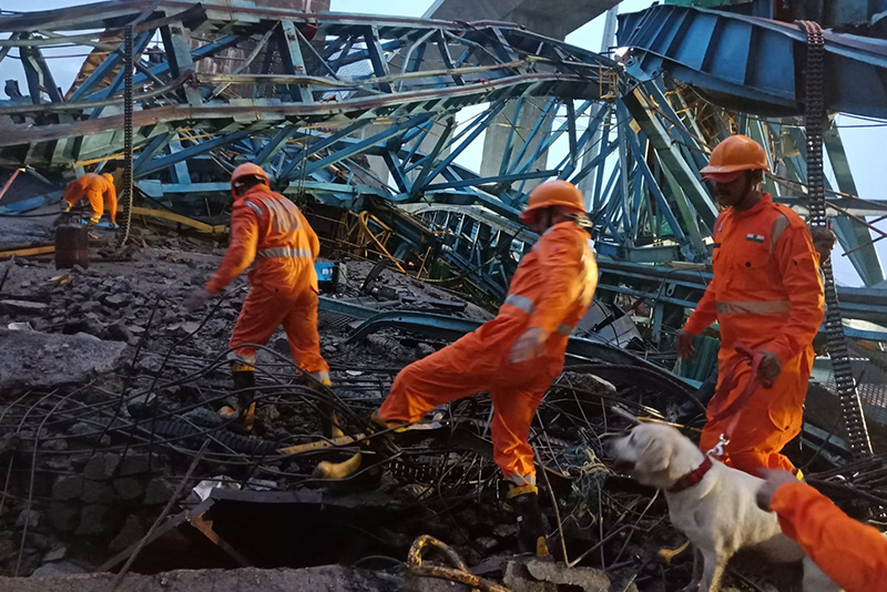 भारतको महाराष्ट्रमा पुल निर्माणका क्रममा गर्डर मेसिन खस्दा १६ मजदुरको मृत्यु