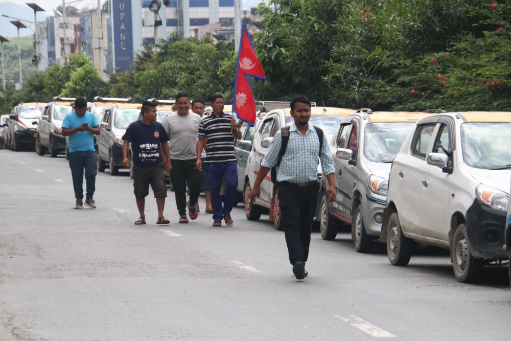 नयाँ बानेश्वर यातायात व्यवस्था विभाग अगाडि दर्जनौ दर्जन ट्याक्सी तेर्साएर विरोध